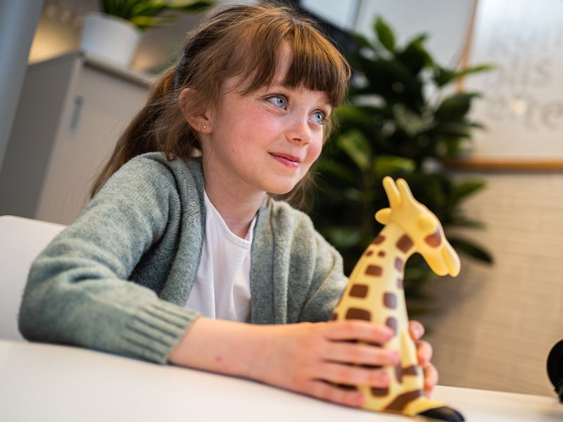 Jente med Hugo sparebøsse Jente med Hugo sparebøsse