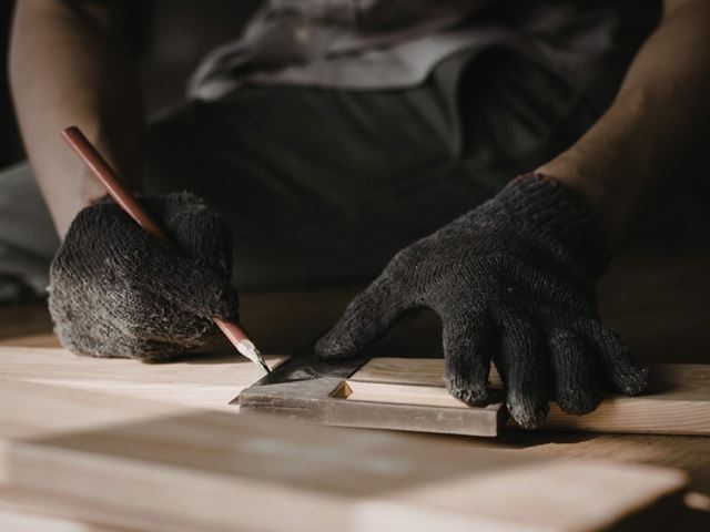 Handverker som jobber